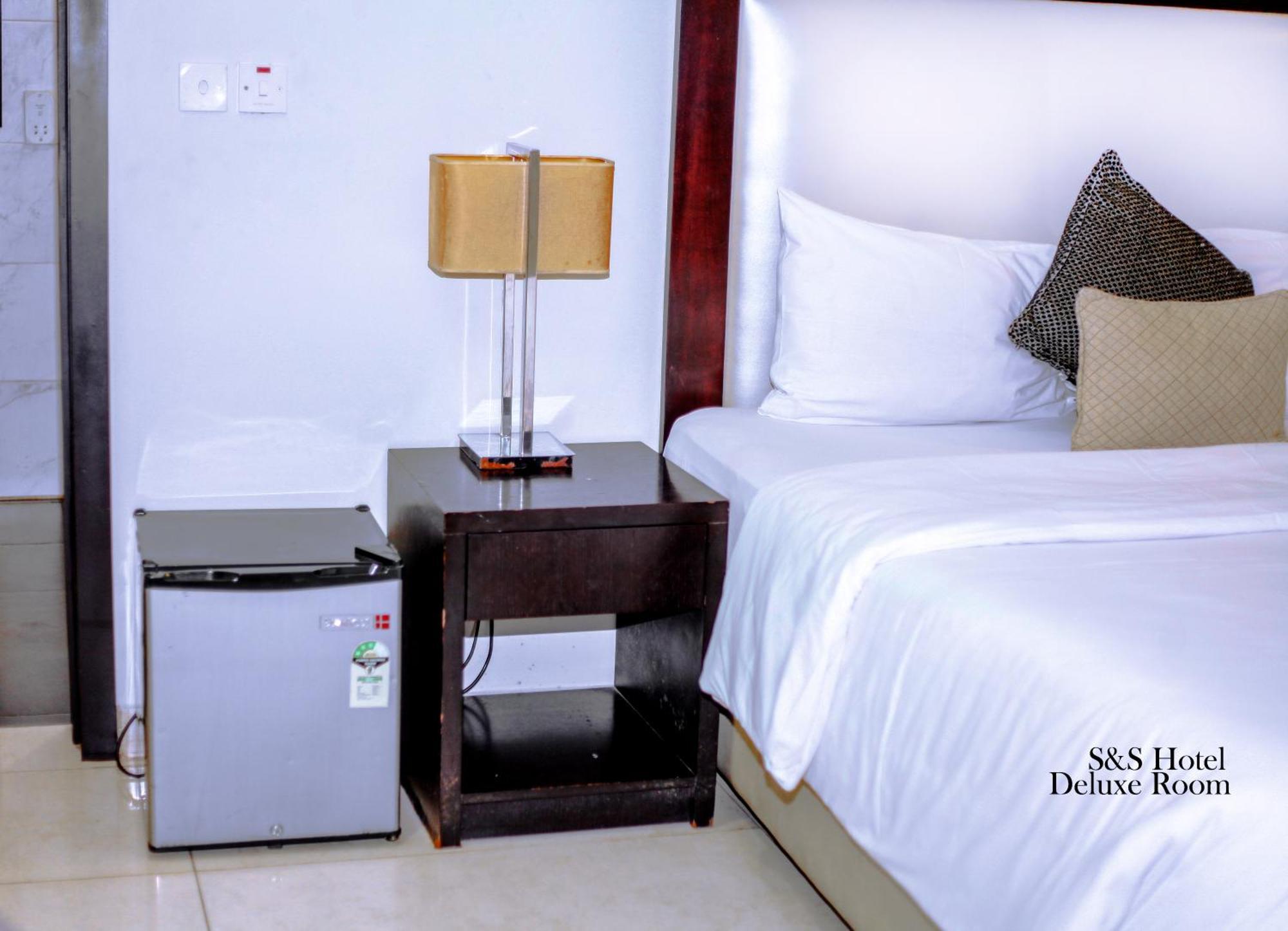 S & S Hotel & Suites Lagos Extérieur photo