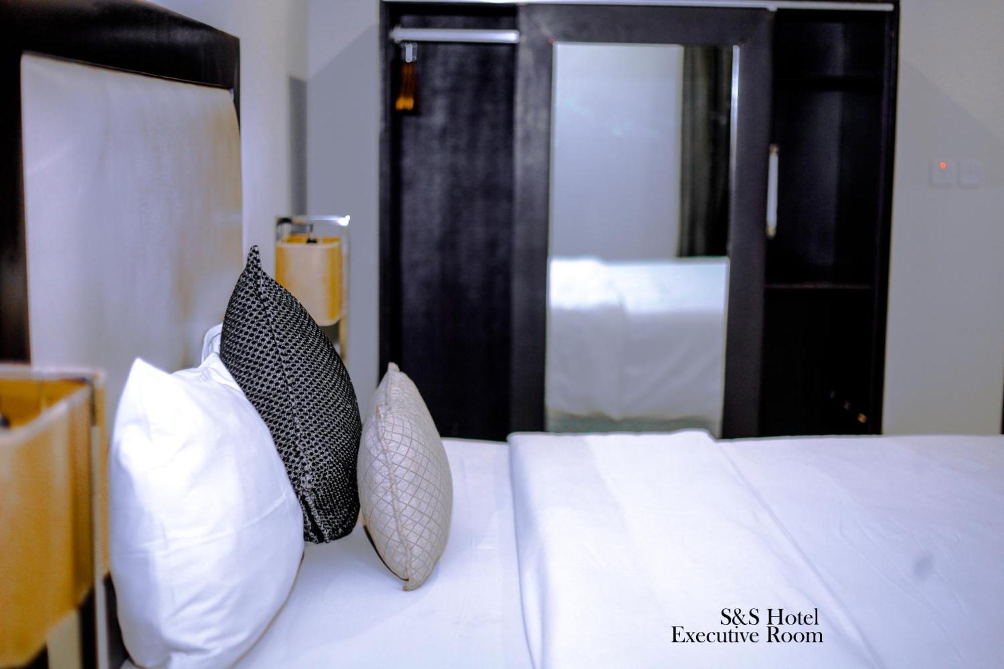 S & S Hotel & Suites Lagos Extérieur photo