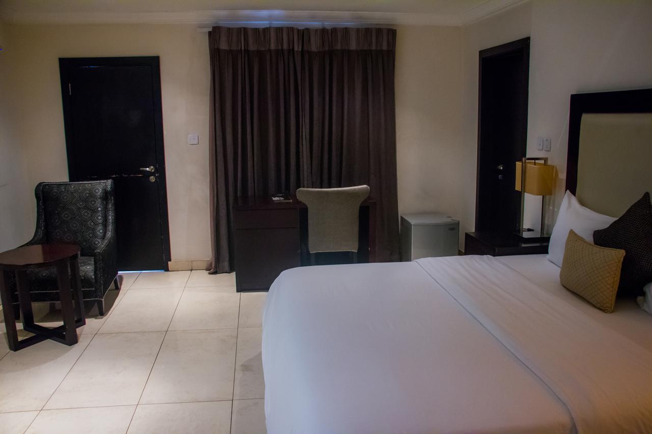 S & S Hotel & Suites Lagos Extérieur photo
